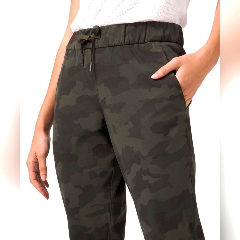 Lululemon On the Fly Jogger Pants, size 2, 28", Dark Camo, EUC